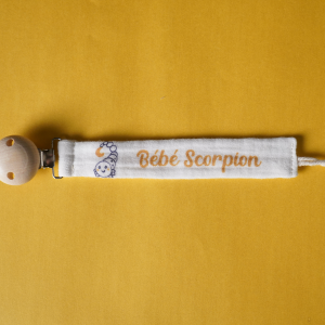 Attache tétine Scorpion 23 octobre – 22 novembre