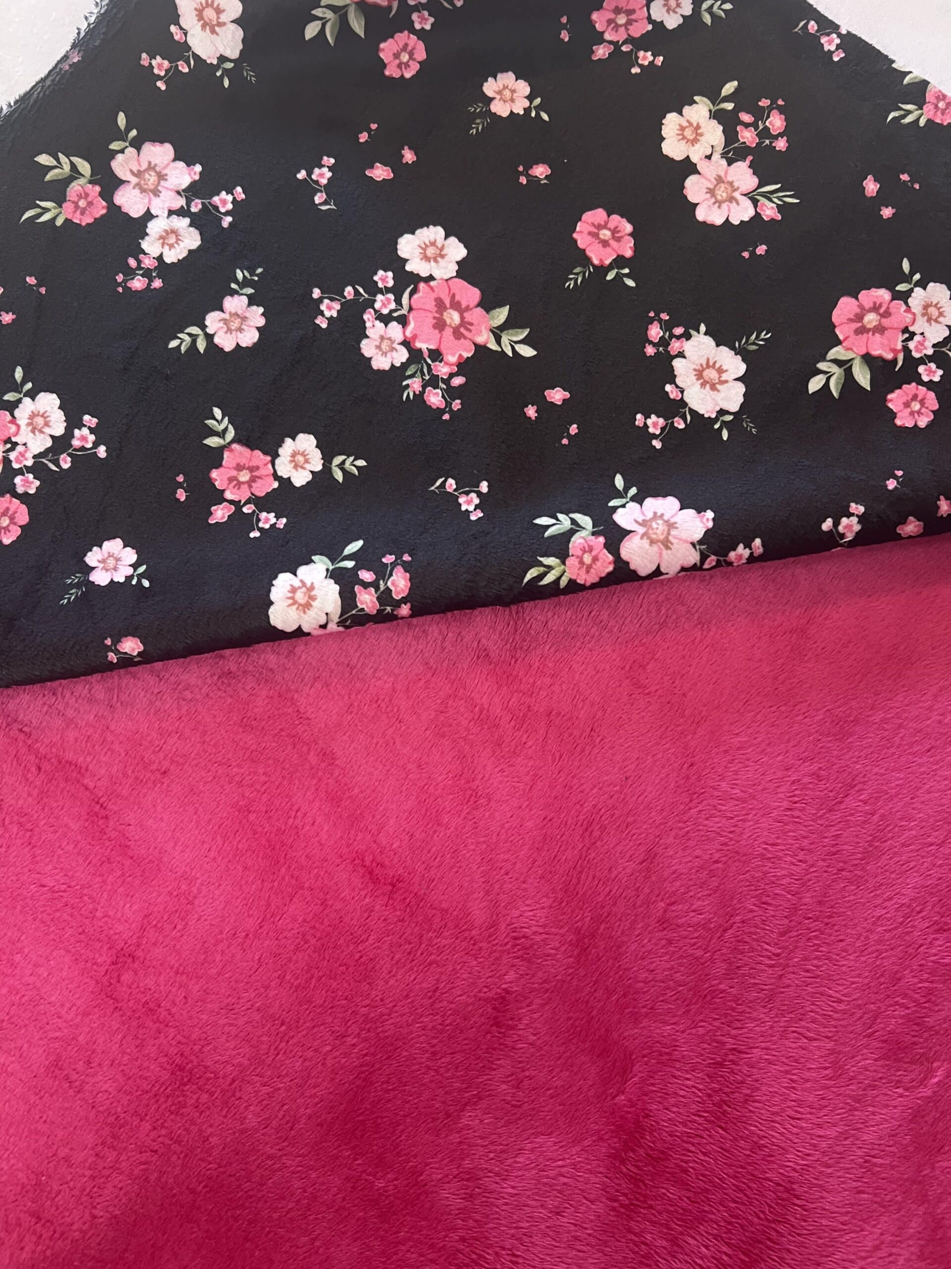 Plaid Maxi Douceur Motif Fleurs de Roses & Fuchsia 150x150cm- en stock – Image 3