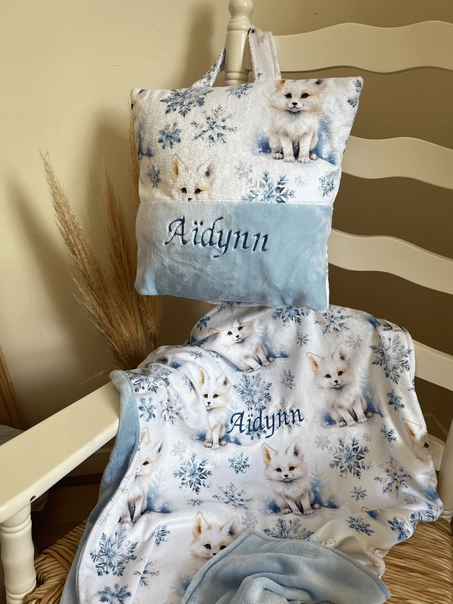 Pack sieste Coussin et plaid pour la crèche, la maternelle – Louveteaux – en stock – Image 3