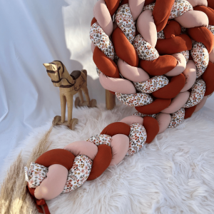 Tour de lit tressé à fleurs terracotta